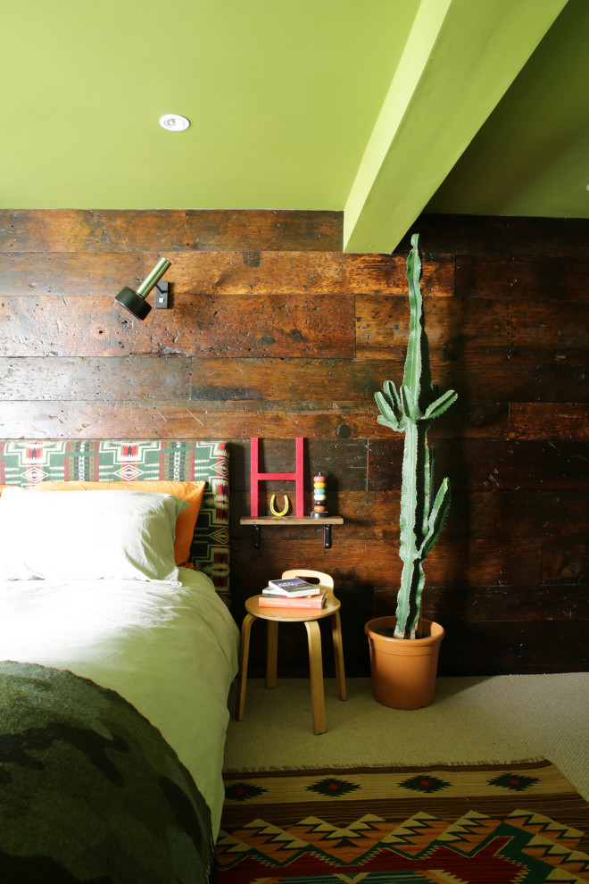 Stilmix Schlafzimmer mit brauner Wandfarbe, Teppichboden, beigem Boden und Holzwänden in London