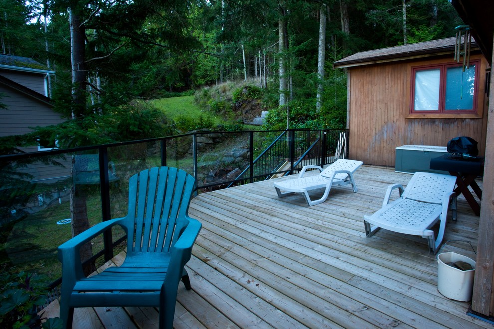 Example of a mid-sized mountain style backyard balcony deck design with no cover
