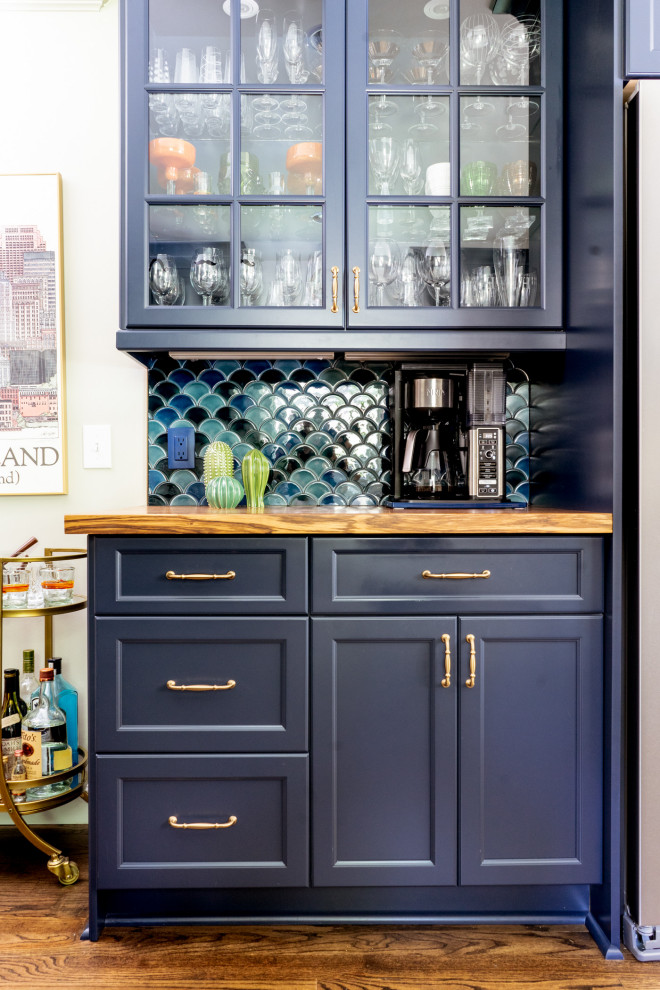 Inredning av ett eklektiskt litet blå blått kök, med en rustik diskho, skåp i shakerstil, blå skåp, bänkskiva i kvarts, blått stänkskydd, stänkskydd i keramik, rostfria vitvaror, mellanmörkt trägolv, en halv köksö och brunt golv