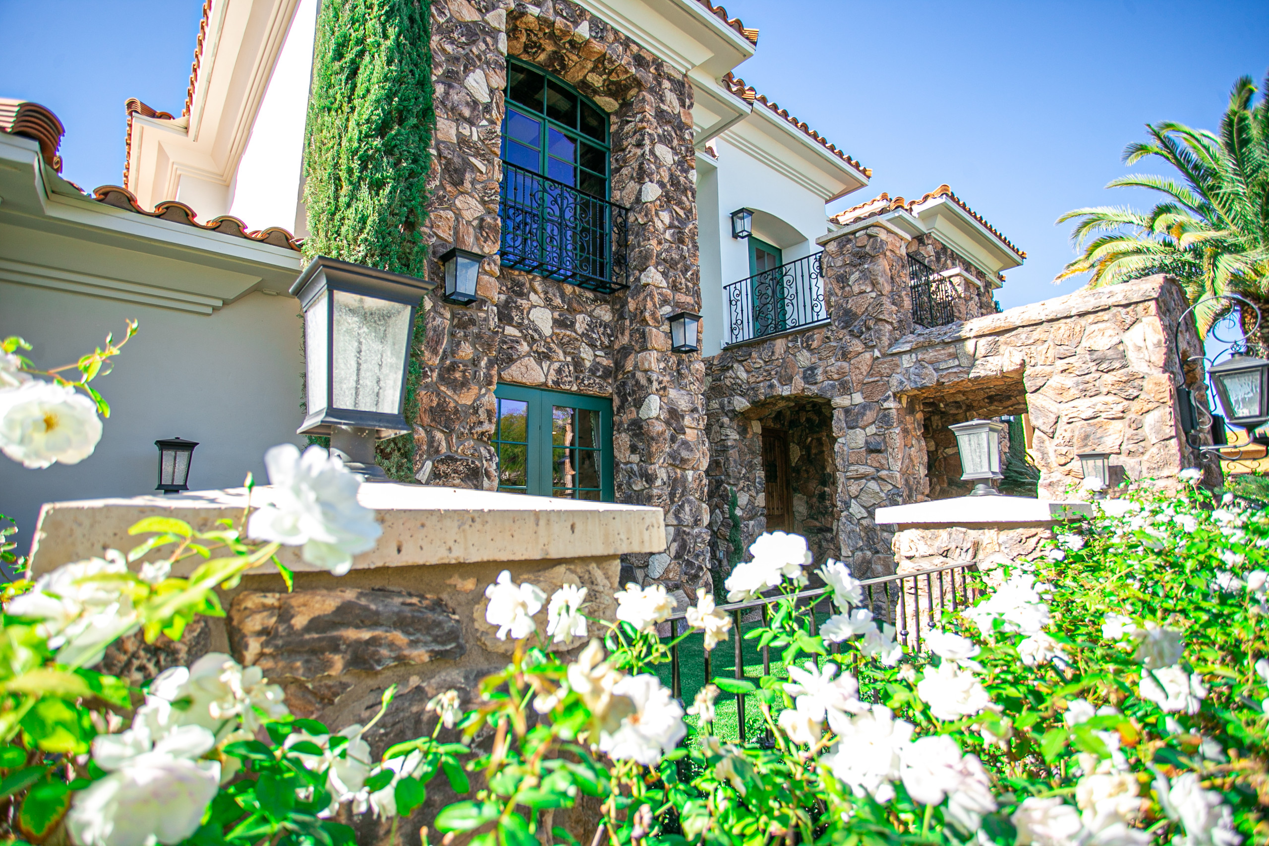 This contemporary home remodel in Summerlin, NV was so fun for the MFD Team! Bringing the Mediterranean style to the desert, this exterior focuses on lush greenery and stone accents.