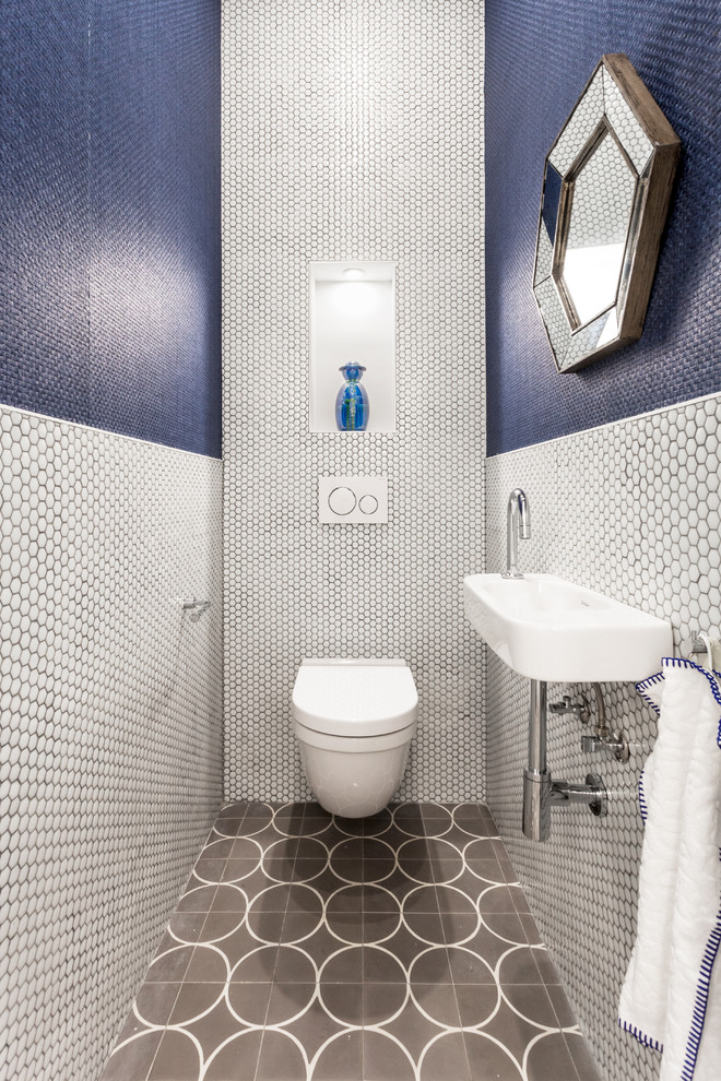 Aseo?[Foto de aseo With sanitario de pared, baldosas y/o azulejos azules, baldosas y/o azulejos blancos, baldosas y/o azulejos en mosaico, paredes azules, lavabo suspendido and suelo gris ]:[Foto de aseos With sanitario de pared, baldosas y/o azulejos azules, baldosas y/o azulejos blancos, baldosas y/o azulejos en mosaico, paredes azules, lavabo suspendido and suelo gris ]