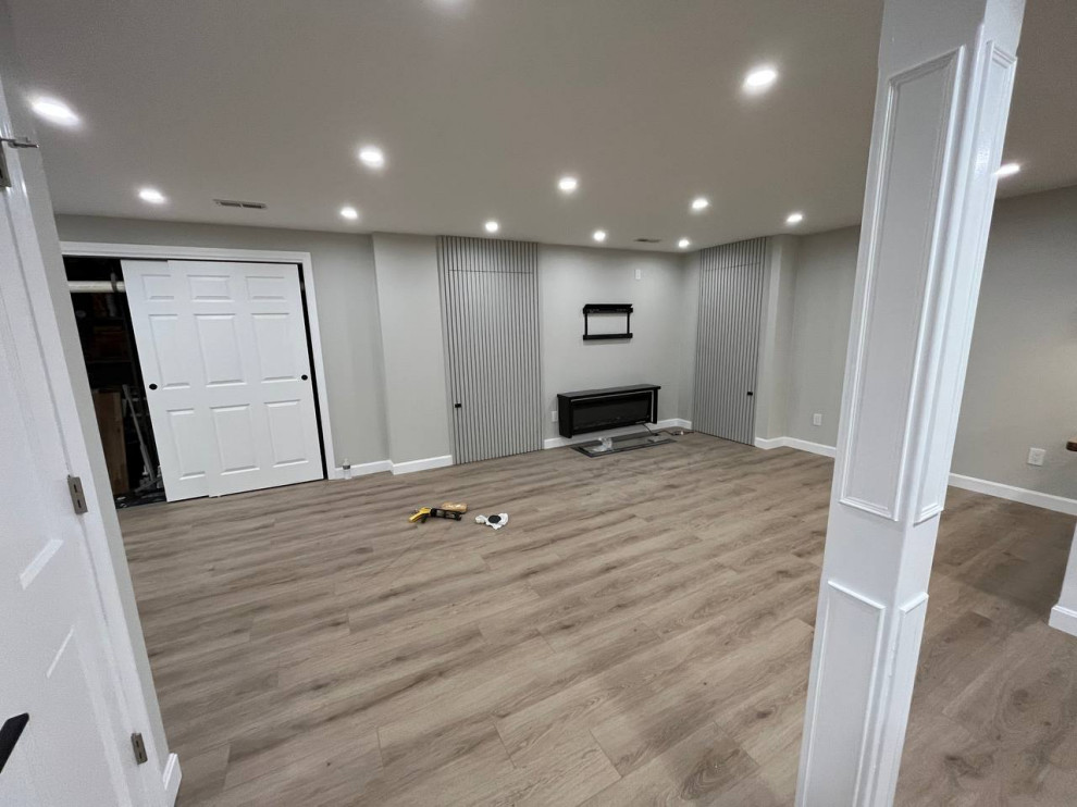 Multifunktionaler, Großer Moderner Fitnessraum mit grauer Wandfarbe, Vinylboden und buntem Boden in Boston