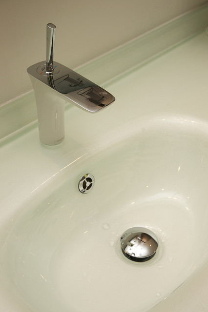 Green custom home in Los Altos modern-badezimmer