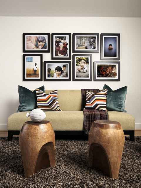 20 Great Ways To Display Family Photos, Decorating Living Room Walls With Family Photos