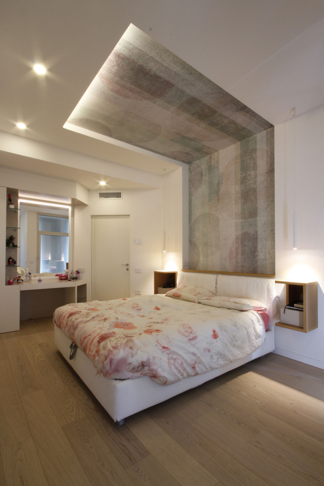 Идея дизайна: огромная хозяйская спальня в скандинавском стиле с бежевыми стенами, паркетным полом среднего тона, коричневым полом, многоуровневым потолком и обоями на стенах