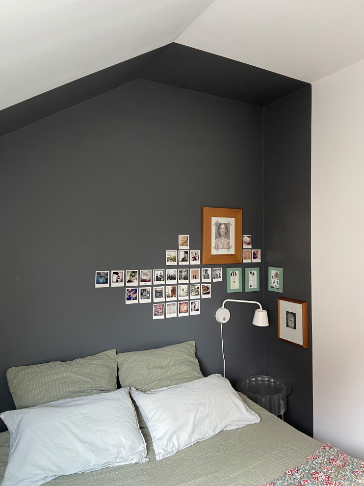 Diseño de dormitorio principal actual pequeño con paredes grises, suelo de madera clara y suelo beige