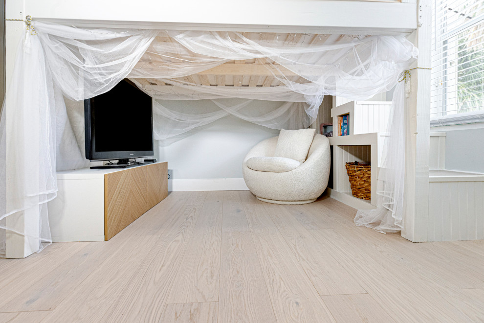 Inspiration för ett litet minimalistiskt loftrum, med ett finrum, grå väggar, ljust trägolv, en fristående TV och beiget golv