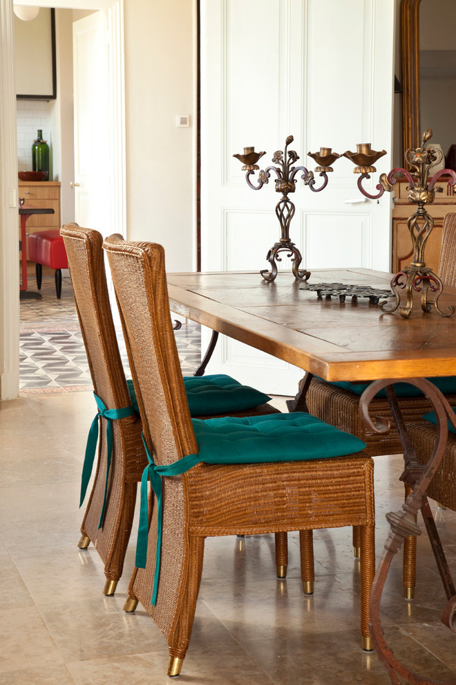 Design ideas for a transitional dining room in Marseille.