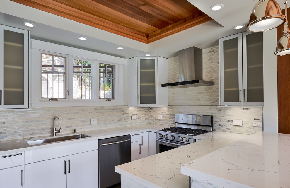 Example of a small transitional u-shaped porcelain tile and gray floor eat-in kitchen design in Sacramento with an undermount sink, shaker cabinets, white cabinets, quartz countertops, white backsplash, marble backsplash, stainless steel appliances and a peninsula
