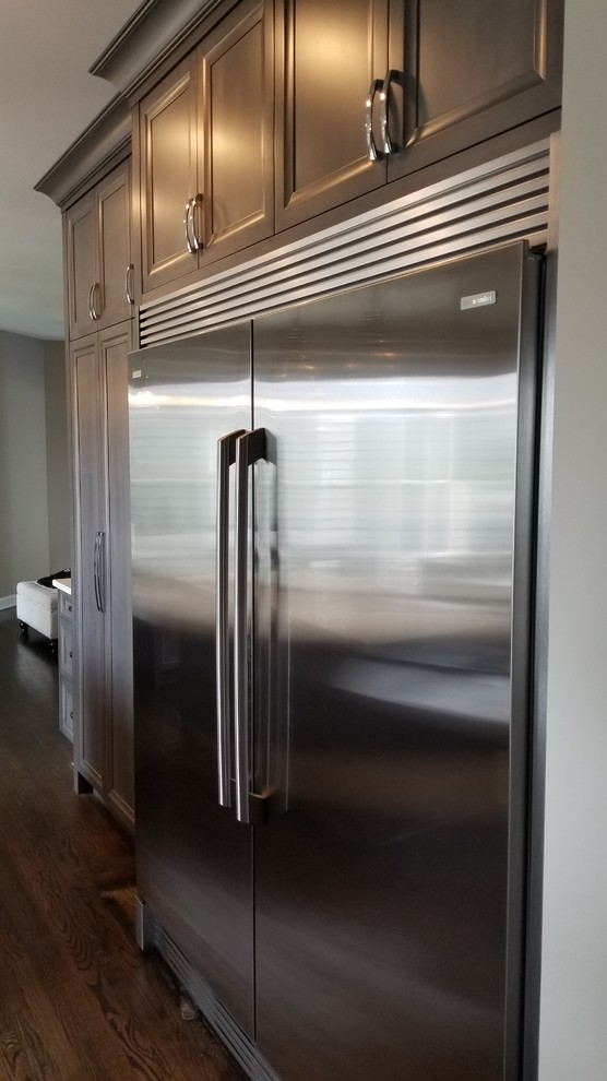 Kitchen - transitional kitchen idea in Chicago
