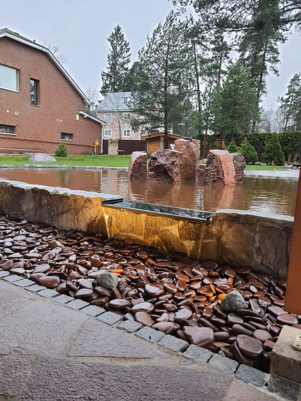 Декоративный водоём-каток в п. Песочное (Лен. обл.)