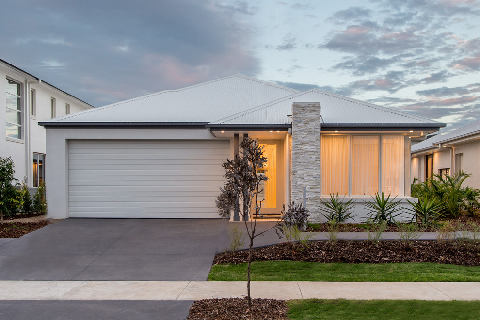 Inspiration for a contemporary one-storey exterior in Brisbane.
