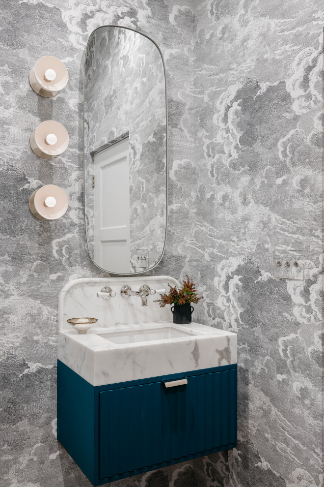 Exempel på ett litet klassiskt vit vitt toalett, med luckor med profilerade fronter, turkosa skåp, en toalettstol med hel cisternkåpa, grå kakel, marmorkakel, flerfärgade väggar, ljust trägolv, ett undermonterad handfat, marmorbänkskiva och beiget golv