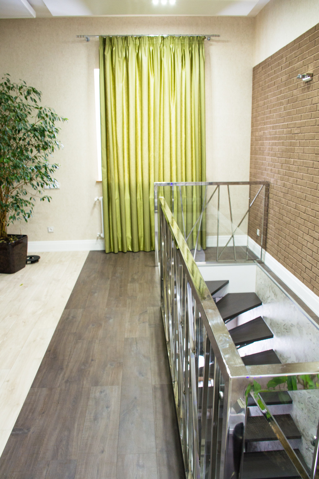 Лестница с декоративным ограждением из нержавеющей стали в частном доме