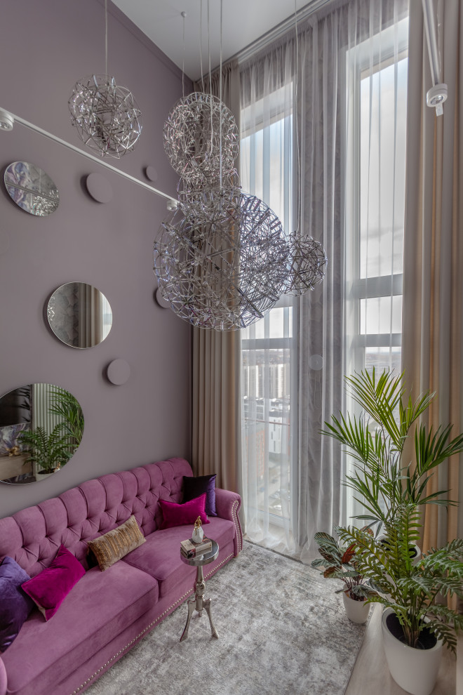 Réalisation d'un grand salon mansardé ou avec mezzanine design avec un mur violet, un sol en vinyl, un téléviseur fixé au mur, un sol beige et du papier peint.