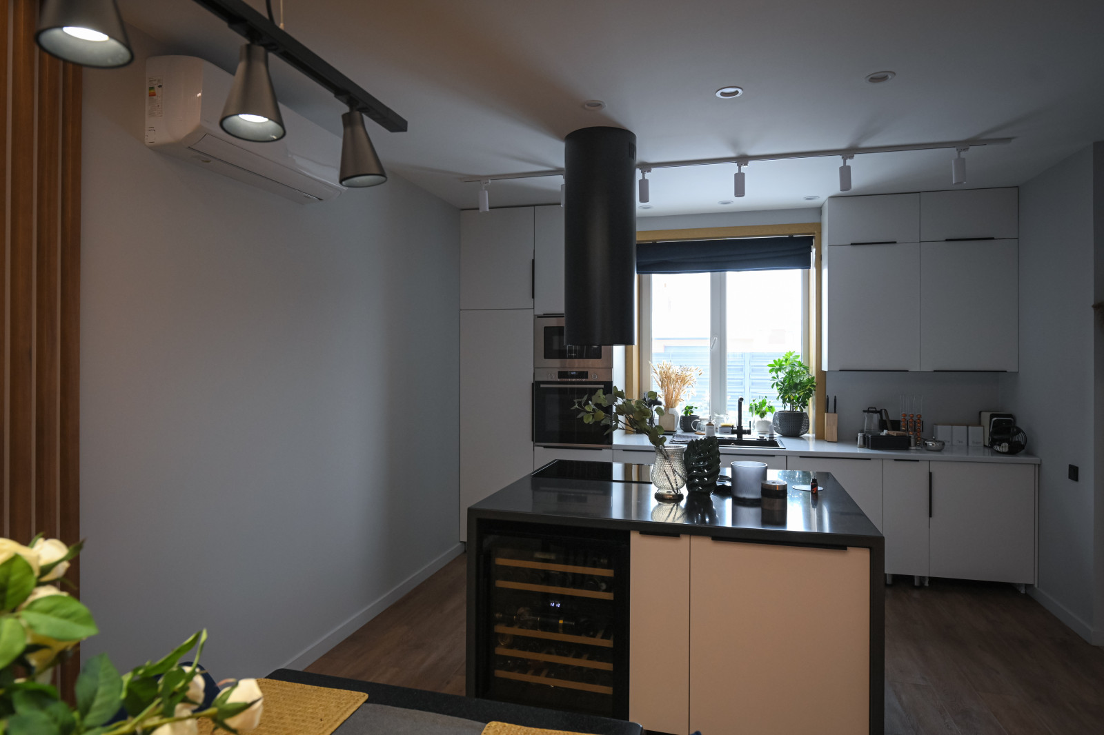 Коттедж в Чукреевке с природными фресками и рейками с подсветкой