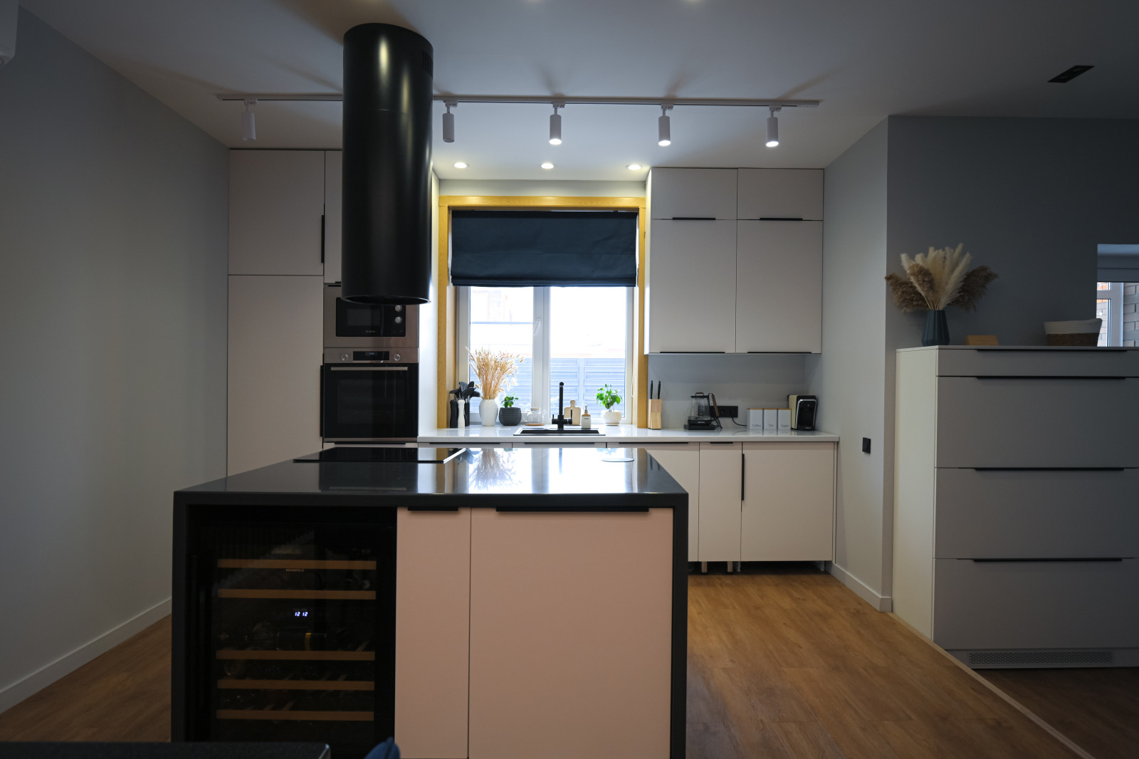 Коттедж в Чукреевке с природными фресками и рейками с подсветкой