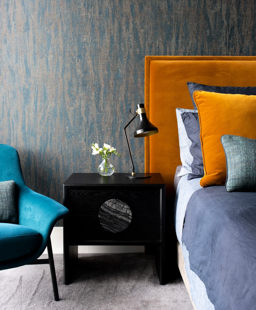 Пример оригинального дизайна: хозяйская спальня среднего размера в современном стиле с синими стенами, ковровым покрытием, серым полом и обоями на стенах