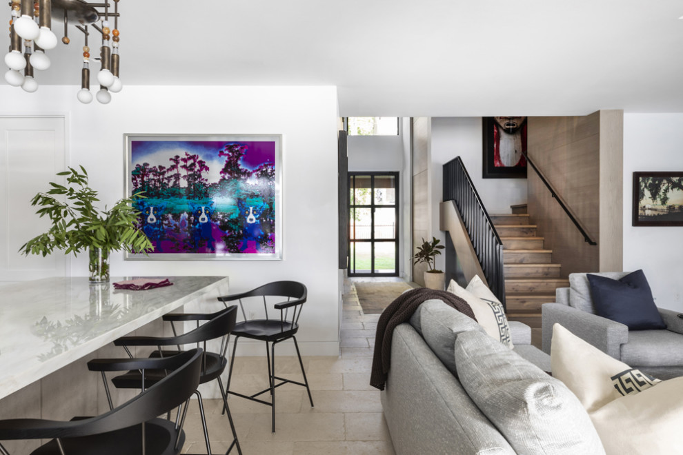 Foto de sala de estar abierta clásica renovada de tamaño medio con paredes blancas, suelo de piedra caliza y suelo beige