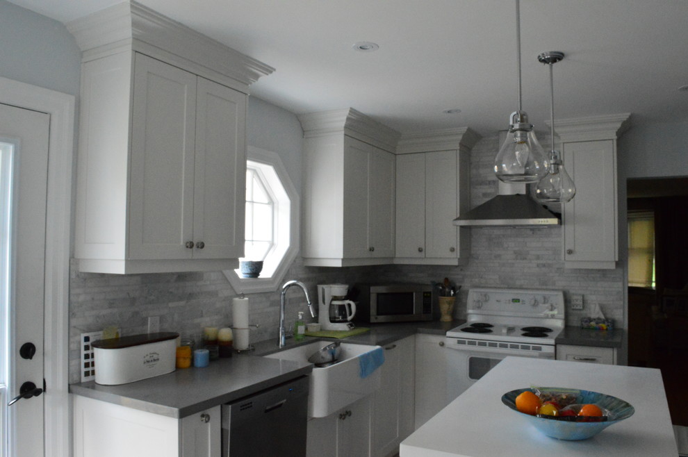 Inspiration for a mid-sized transitional l-shaped vinyl floor and gray floor eat-in kitchen remodel in Toronto with a farmhouse sink, shaker cabinets, white cabinets, quartz countertops, gray backsplash, marble backsplash, stainless steel appliances and an island