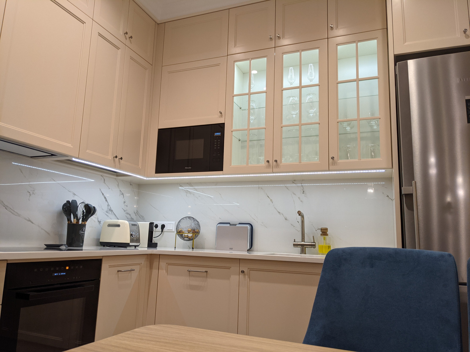 Маленькая белая кухня в неоклассическом стиле