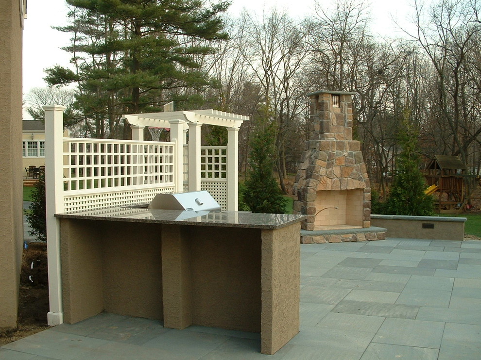 Design ideas for a traditional patio in Philadelphia.