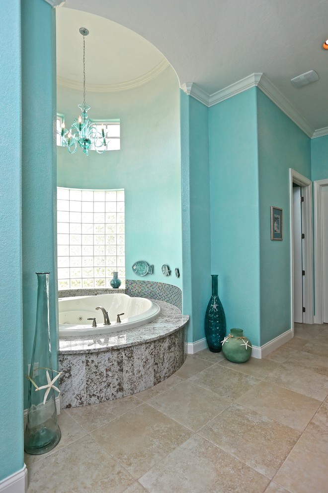 На фото: ванная комната в морском стиле с