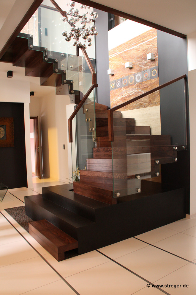 Moderne Holztreppe mit Holz-Setzstufen in Sonstige