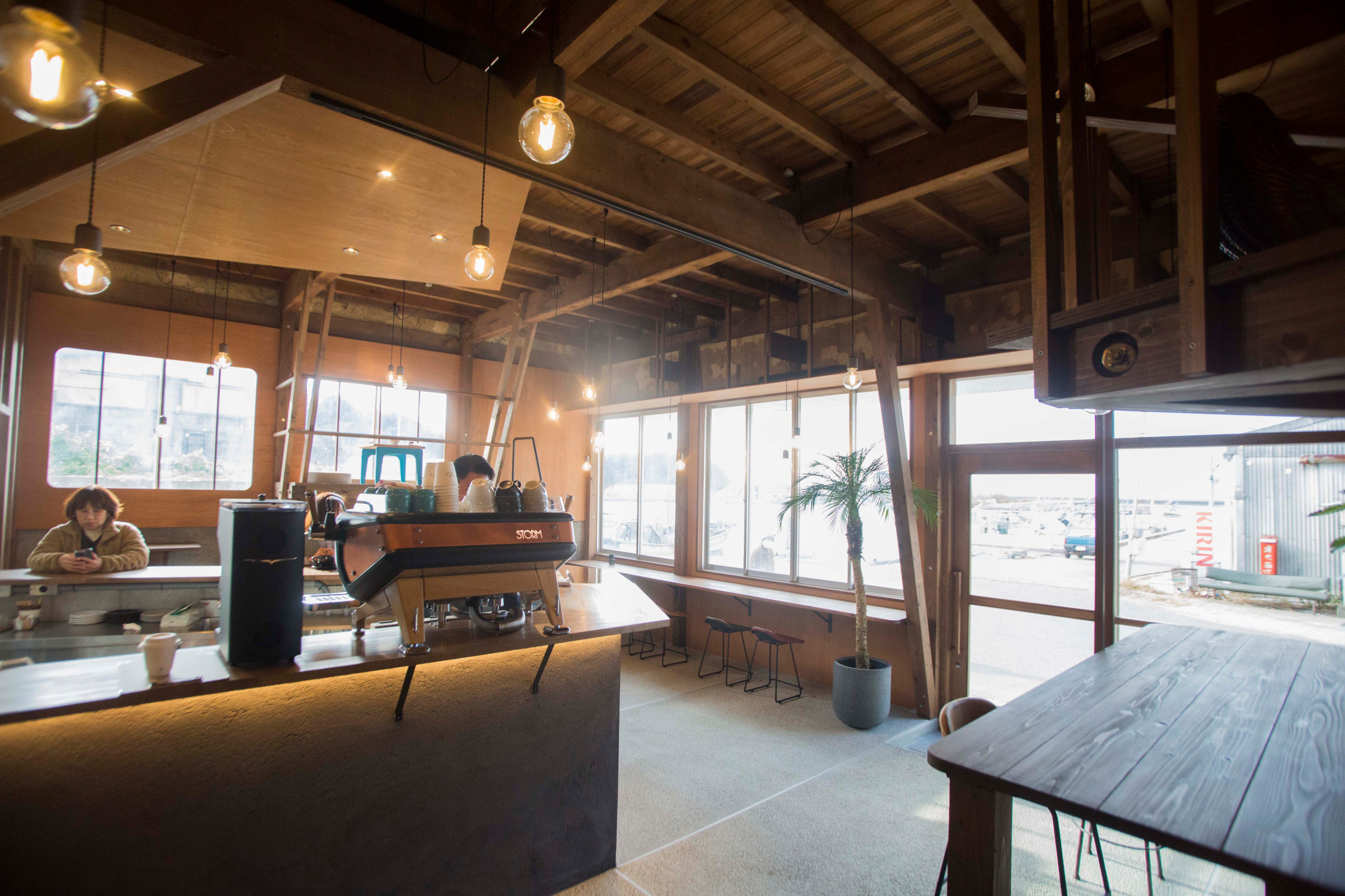 カフェのインテリア（全景）