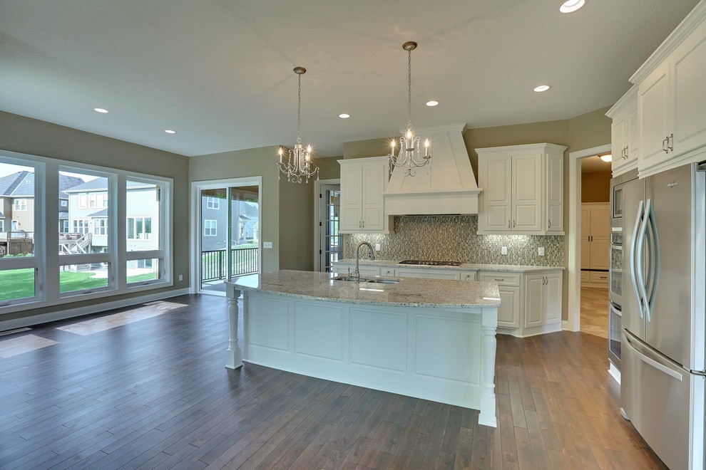 Transitional kitchen photo in Minneapolis