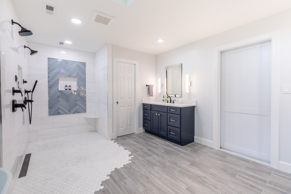 Idéer för att renovera ett mellanstort funkis vit vitt en-suite badrum, med luckor med profilerade fronter, svarta skåp, ett fristående badkar, en dusch/badkar-kombination, en toalettstol med hel cisternkåpa, vit kakel, vita väggar, ett undermonterad handfat, grått golv och med dusch som är öppen