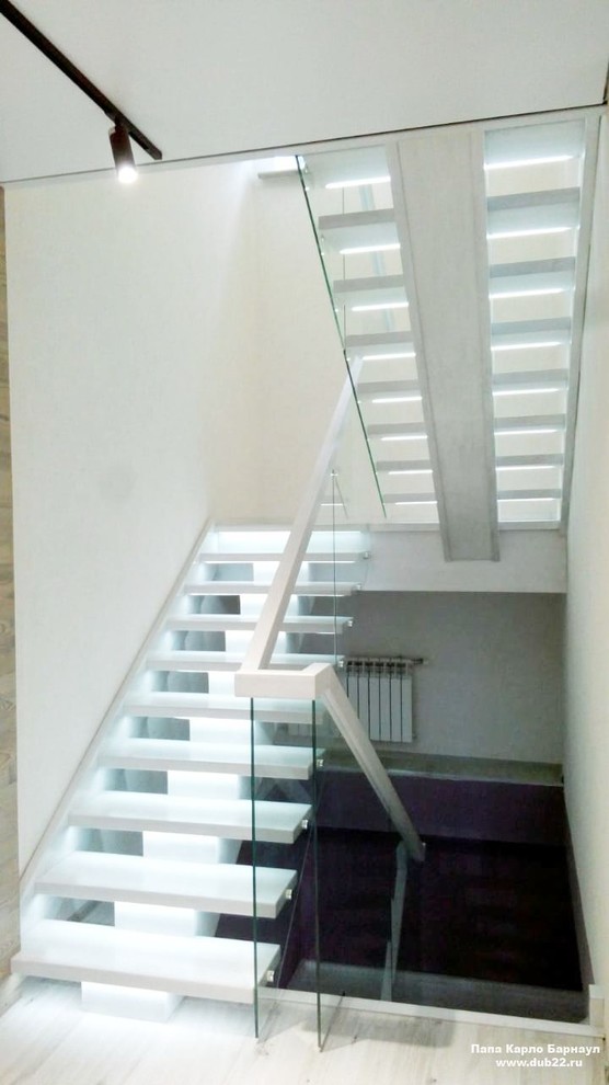 Лестница в стиле лофт со стеклянным ограждением. г. Семей