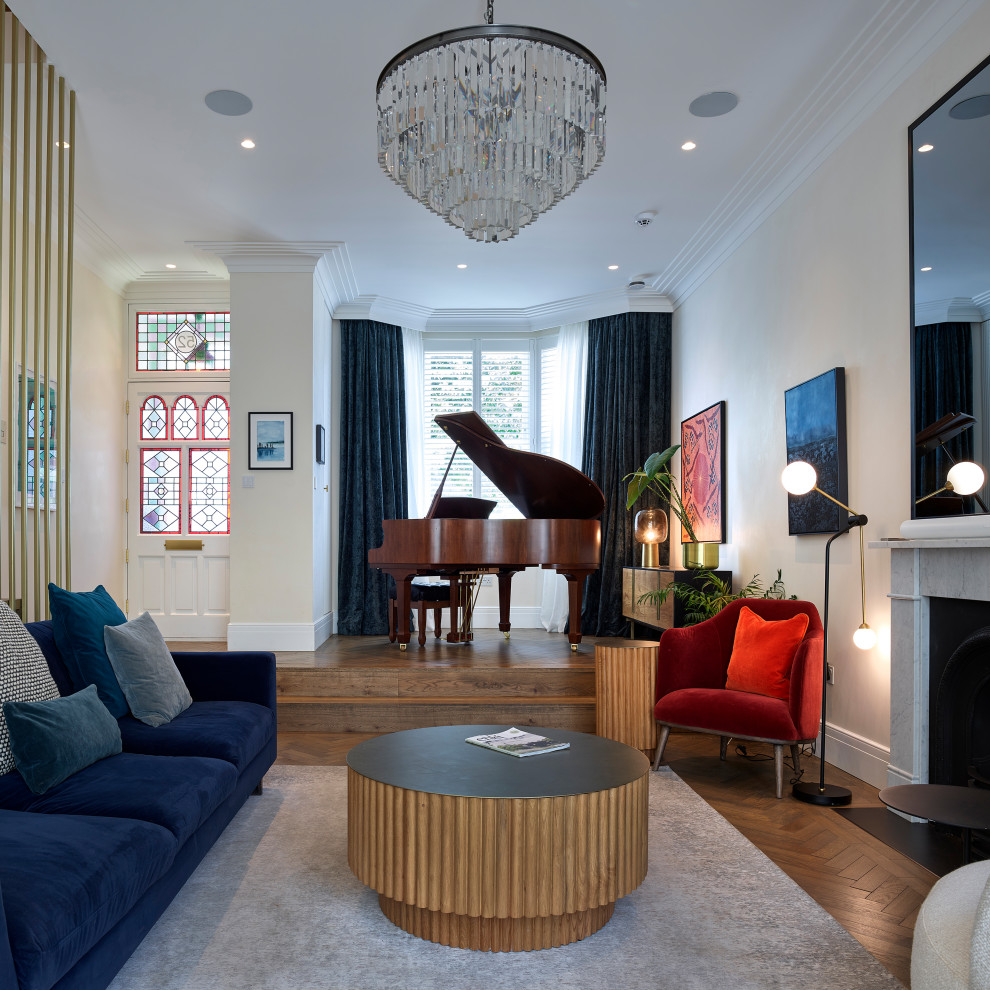 Cette image montre un grand salon design ouvert avec une salle de musique, parquet clair, une cheminée standard et un téléviseur encastré.