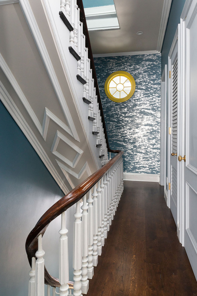 Стильный дизайн: коридор в стиле неоклассика (современная классика) с синими стенами, темным паркетным полом, коричневым полом и обоями на стенах - последний тренд