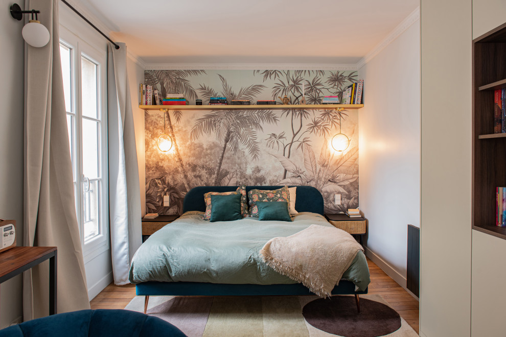 Kleines Modernes Hauptschlafzimmer mit weißer Wandfarbe, hellem Holzboden und Tapetenwänden in Paris