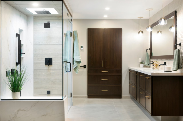Aging Gracefully Bathroom klassisch-modern-badezimmer