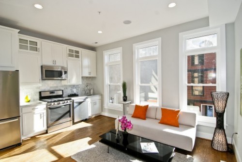 Example of a small transitional single-wall dark wood floor eat-in kitchen design in DC Metro with an undermount sink, shaker cabinets, white cabinets, gray backsplash, ceramic backsplash, stainless steel appliances and quartz countertops