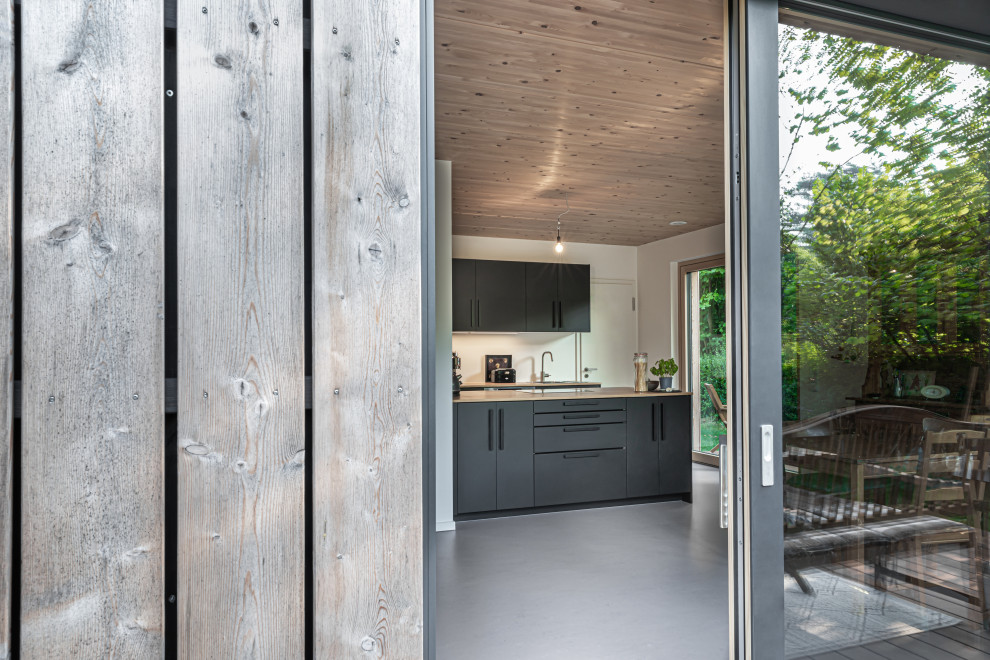 Mittelgroßes, Zweistöckiges Modernes Haus mit Verschalung in Essen