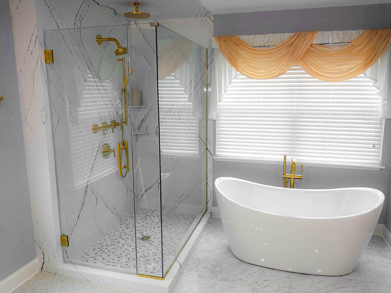 Foto de cuarto de baño tradicional renovado con ducha con puerta con bisagras y ducha esquinera