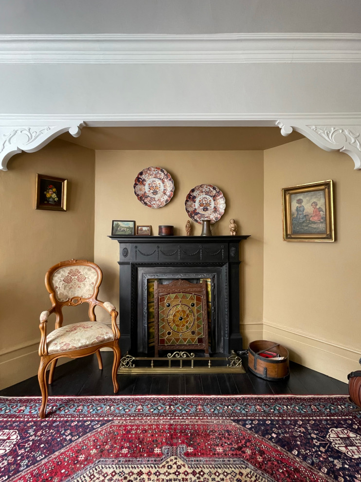 Источник вдохновения для домашнего уюта: гостиная комната среднего размера в стиле кантри с разноцветными стенами, деревянным полом, стандартным камином, фасадом камина из плитки, черным полом, потолком с обоями и обоями на стенах