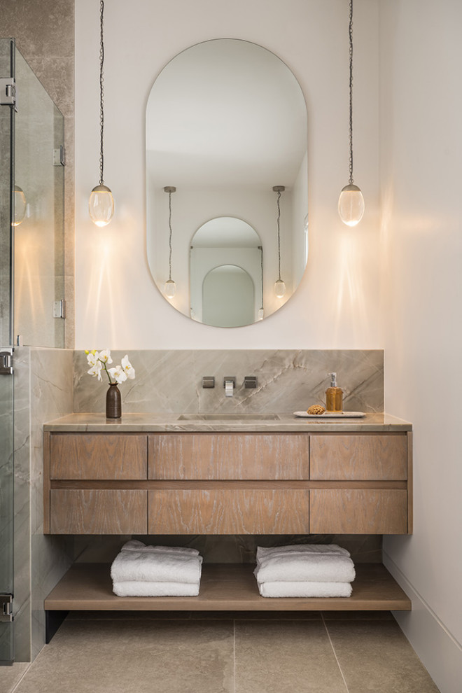 Esempio di una stanza da bagno padronale design con ante lisce, ante in legno chiaro, top in quarzite, pavimento beige, top beige, un lavabo e mobile bagno incassato
