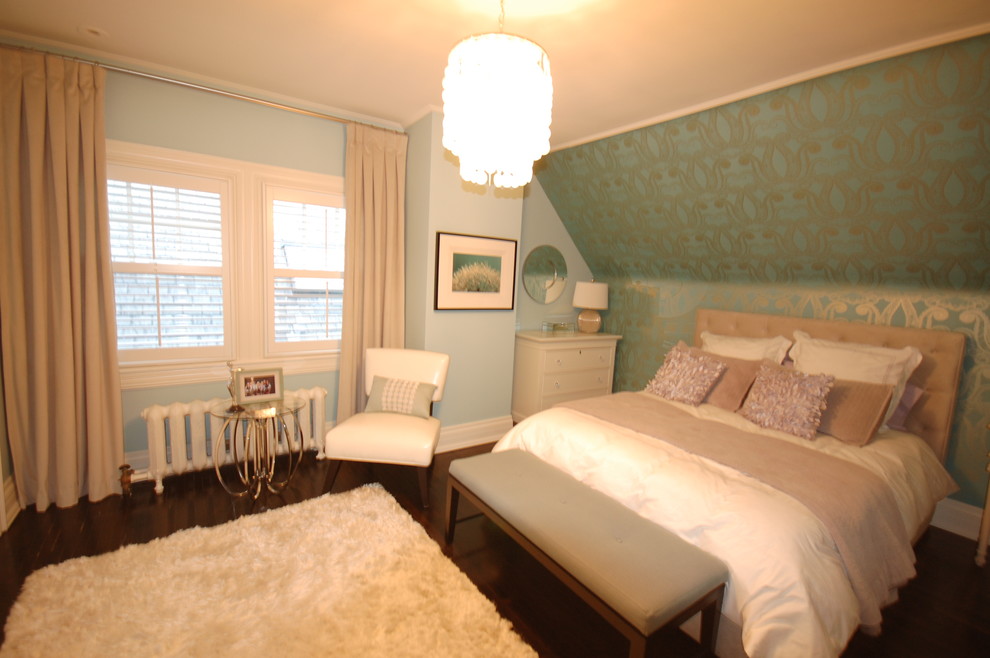 Example of a transitional home design design in Toronto