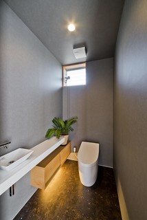 おしゃれなトイレ 洗面所 グレーの壁 の画像 2020年7月 Houzz Jp