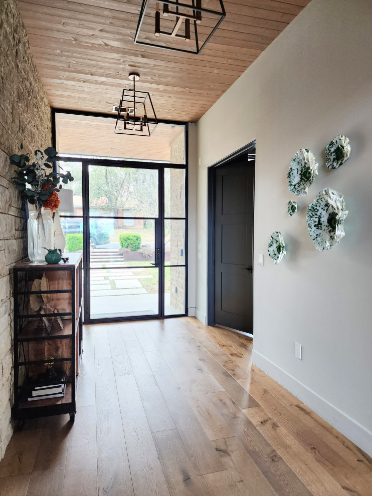 Modernes Foyer mit Einzeltür und Haustür aus Glas in Austin