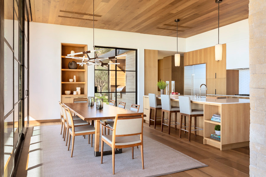 Mittelgroßes, Offenes Modernes Wohnzimmer mit Kaminumrandung aus Stein, Holzdecke, Holzwänden und hellem Holzboden in Santa Barbara