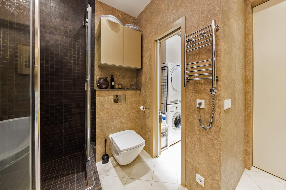 Свежая идея для дизайна: маленькая ванная комната в современном стиле с желтыми фасадами, отдельно стоящей ванной, душем в нише, инсталляцией, коричневой плиткой, керамогранитной плиткой, коричневыми стенами, полом из керамогранита, душевой кабиной, раковиной с пьедесталом, бежевым полом и душем с раздвижными дверями для на участке и в саду - отличное фото интерьера