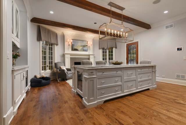 Example of a transitional kitchen design in Chicago