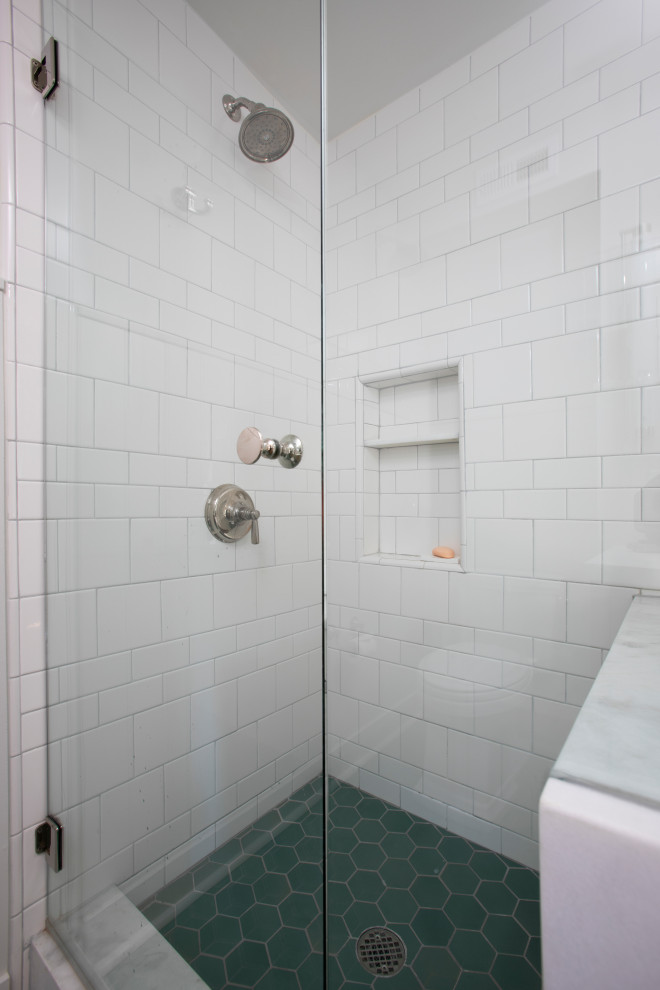 На фото: главная ванная комната среднего размера в стиле неоклассика (современная классика) с плоскими фасадами, светлыми деревянными фасадами, полновстраиваемой ванной, угловым душем, унитазом-моноблоком, белой плиткой, керамической плиткой, белыми стенами, полом из керамической плитки, врезной раковиной, мраморной столешницей, зеленым полом, душем с распашными дверями, белой столешницей, тумбой под две раковины, подвесной тумбой и стенами из вагонки