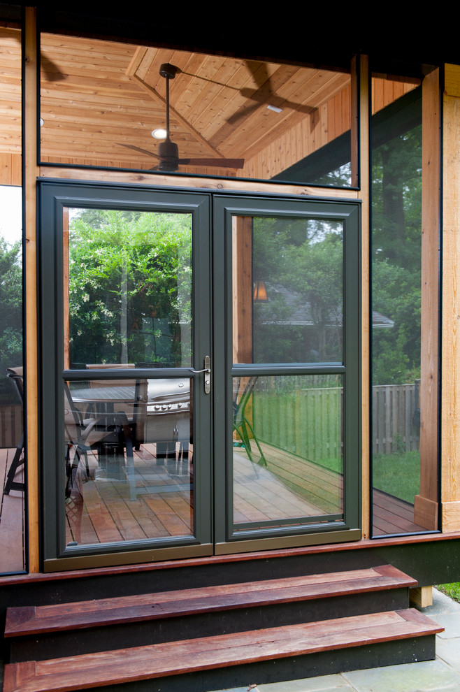 Small contemporary backyard screened-in verandah in DC Metro with decking.