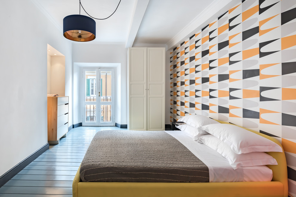 Ispirazione per una camera da letto contemporanea con pareti bianche, pavimento in legno verniciato e pavimento grigio